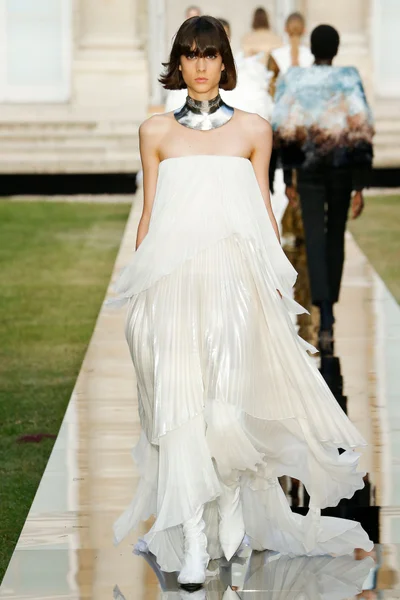 Look 32